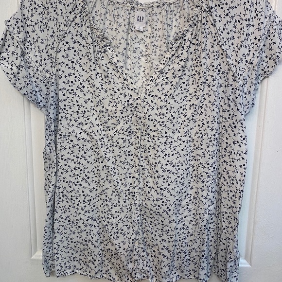 GAP Tops - GAP short sleeve blouse